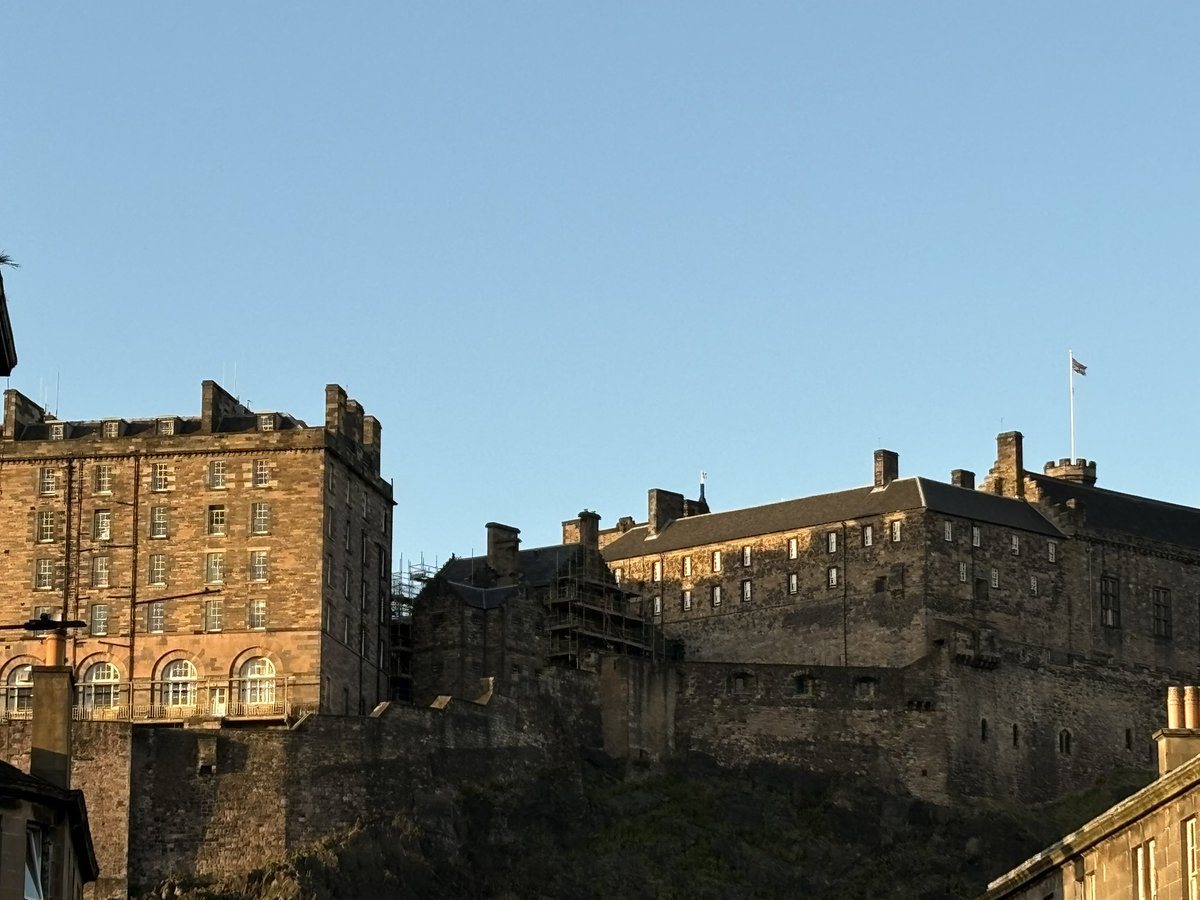 kelliot5's tweet photo. Edinburgh Castle #edinburghtattoo https://t.co/j6VVIyOkVC