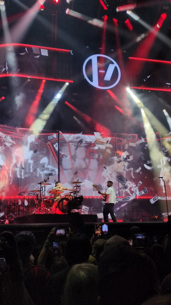 blrryfacelive's tweet photo. the visuals were absolutely gorgeous https://t.co/Smpz1TP6Am