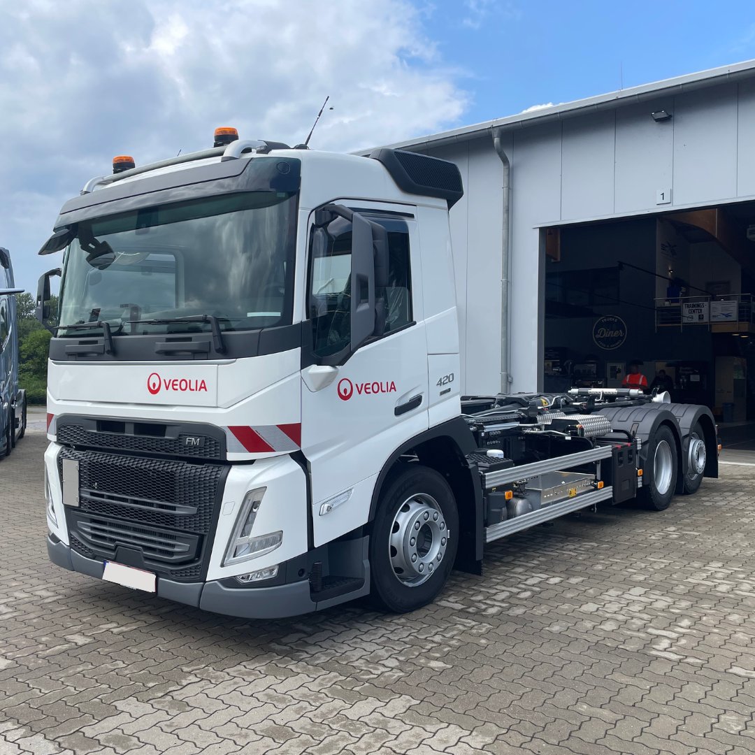 VolvoTrucks_de's tweet photo. DriverDAY 🚚
Schick uns gern dein Volvo Trucks Bild.
✨Der neue Volvo FM 420 mit Meiler Container Abroller für die Firma Veolia Deutschland. 👏🏼
📸 von Volvo Trucks Deutschland
#volvofm #volvotrucksdeutschland #driverday https://t.co/Int9Q24NsP