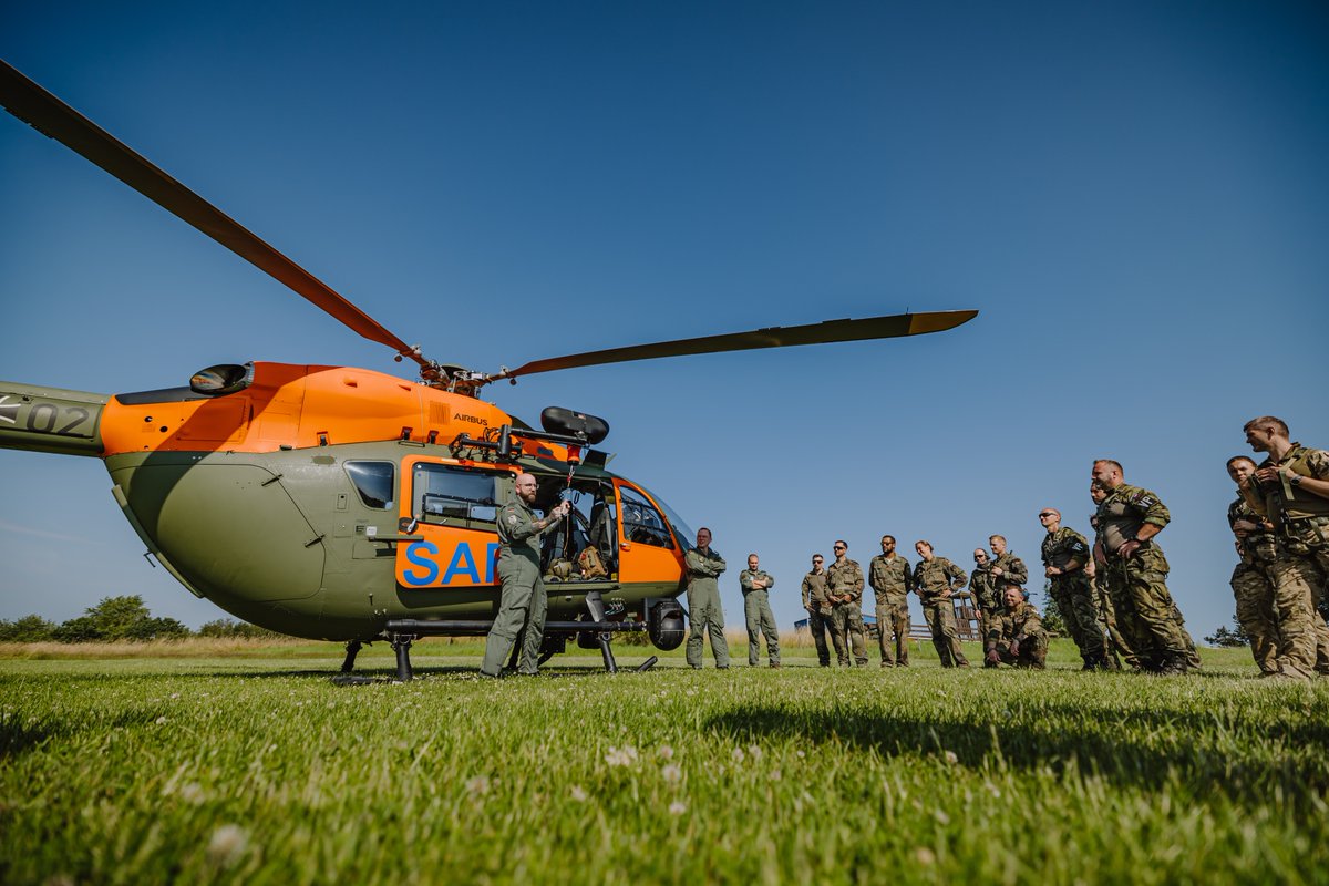 bundeswehrInfo's tweet photo. Heut geht es für unsere Soldatinnen und #Soldaten der #K9-Ausbildung hoch hinaus! Das Team des #SAR aus Niederstetten unterstützt im Rahmen eines Trainingsfluges die Kameraden beim Winschen. @SKB_JSES https://t.co/OuprQmdsL5
