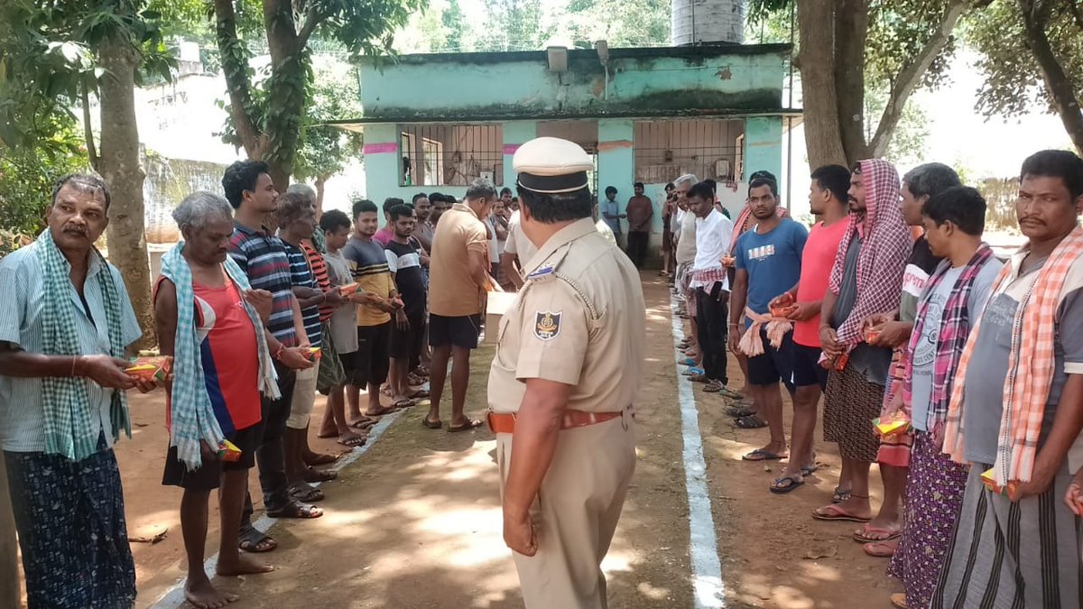 KandhamalG's tweet photo. Distribution of food packets to Jail interims on the eve of 78th Independence day ceremony G.Udayagiri Block @CMO_Odisha @IPR_Odisha @PRDeptOdisha @IPR_Odisha @rdmodisha https://t.co/QRjvKAhmTy