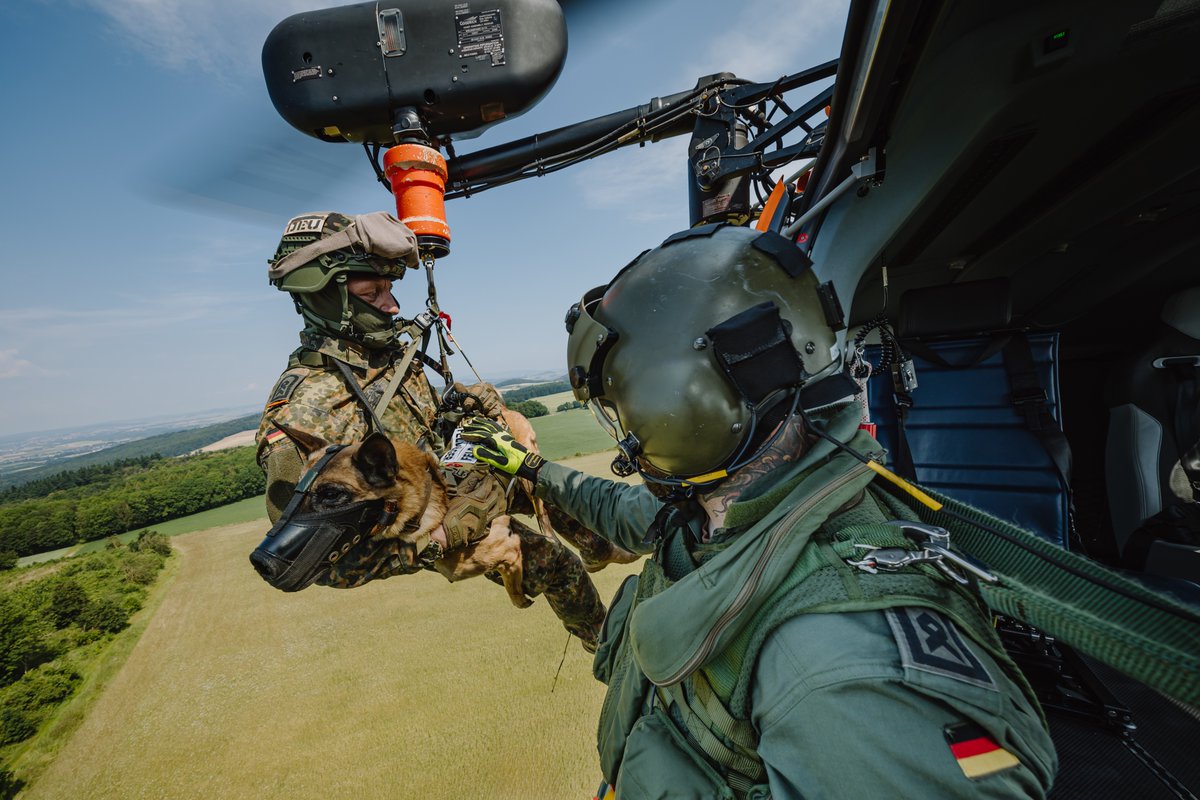 bundeswehrInfo's tweet photo. Heut geht es für unsere Soldatinnen und #Soldaten der #K9-Ausbildung hoch hinaus! Das Team des #SAR aus Niederstetten unterstützt im Rahmen eines Trainingsfluges die Kameraden beim Winschen. @SKB_JSES https://t.co/OuprQmdsL5
