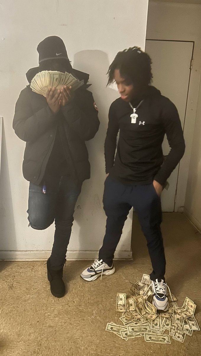 YungThreat37th's tweet photo. Back 2 Back In Stolen Cars We Sin & We Repent To Allah #FreeMyRightHand #FreeWiz https://t.co/0Pku7sV3G2