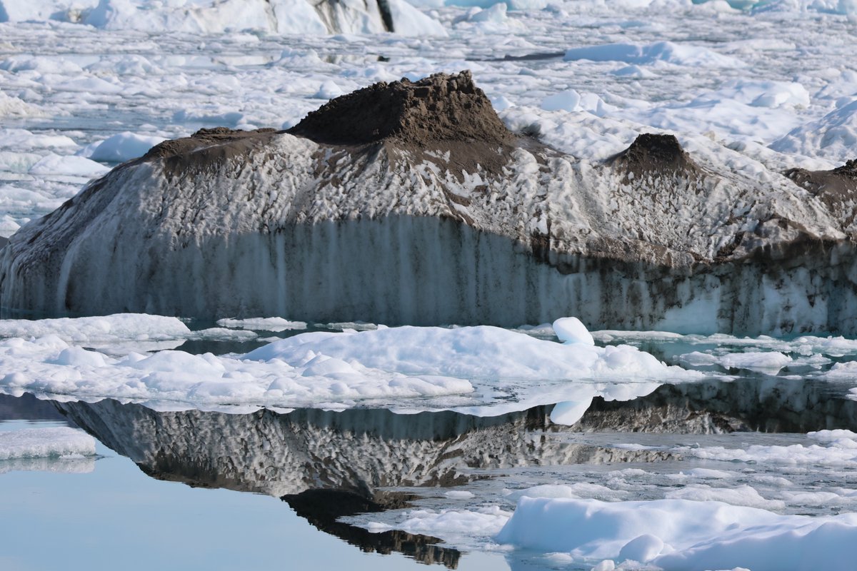 Let us know what you think and why... 
Sea-ice or iceberg calved from a glacier? <a href="/PolarObs/">Polar Observer</a> @iste_unil <a href="/epflENAC/">EPFL-ENAC</a> <a href="/snsf_ch/">Swiss National Science Foundation</a> @swisspolar @uct_news @unoceandecade <a href="/TOSOceanography/">Oceanography Society</a> <a href="/ClimactSwiss/">Swiss Climact</a>