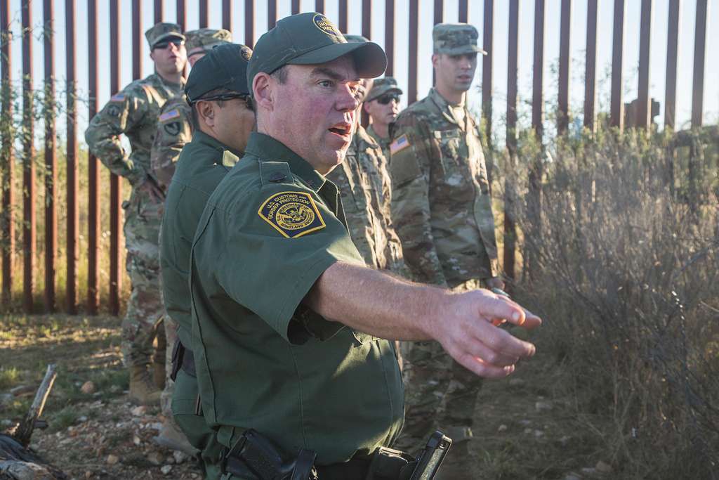 Schulla007's tweet image. 🟥 Another example of why Iaraeli border security with HUGE WALLS is crucial. 

US Border Patrol stops Palestinian terr0rist at the southern border, preventing potential harm to American citizens. 

#SecureBorders #Palestinians 
#IsraelSecurity