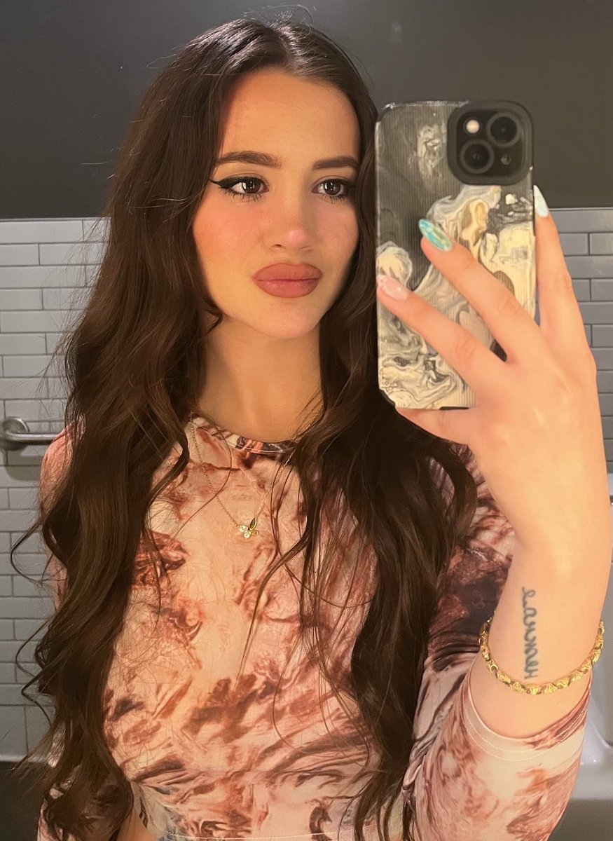 mari 🦂 tweet media