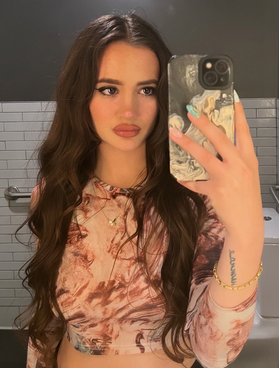 mari 🦂 tweet media