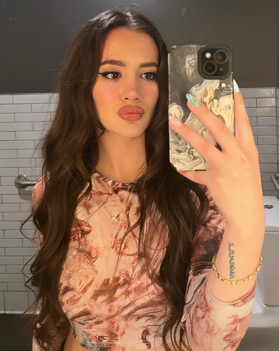 mari 🦂 tweet media