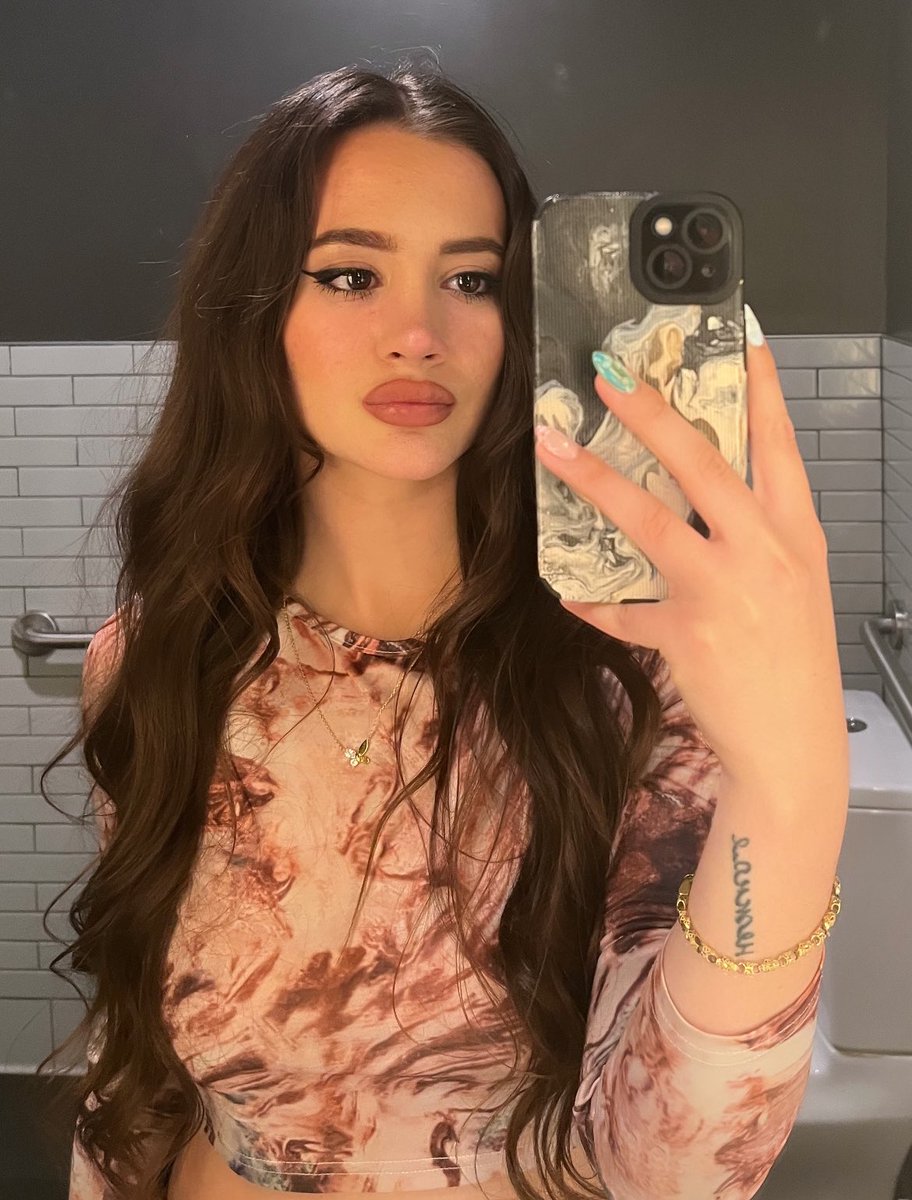 mari 🦂 tweet media