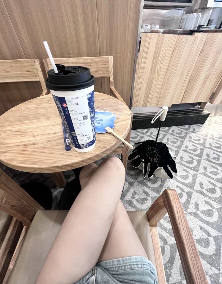 S69662392's tweet photo. 下雨天也要出来喝奶茶哦～不然小贱狗辛苦打工上贡的钱可花不了哦～
#ATM打钱奴 #atm奴 #压榨奴  #金钱压榨 #工资奴 #账单奴 #送钱 #白给 #大额 #自愿赠予 #无脑贡 #无脑上贡 #贡狗 https://t.co/zYFZkuY0qj
