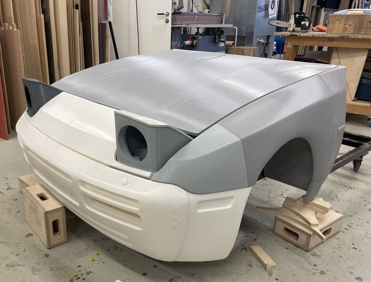 Let's take a closer look at the 3D printed Porsche 944 made by M3V Produktion AB. The Porsche has been printed on the Extreme 1500 PRO in 18 pieces, using a 0.8 mm nozzle, 0.4 mm layer height. It has been placed on a metal frame as it will be driven on stage several times.