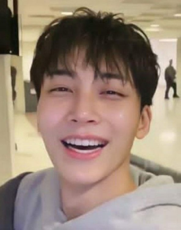 this jeonghan lives in my mind rent-free 🫠
