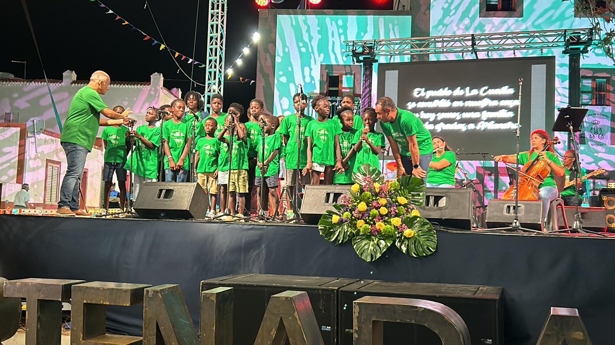 SocialGobCan's tweet photo. ✨ Los niños y niñas del centro de acogida de Artenara fueron los pregoneros de las fiestas patronales del municipio este año.

Una noche llena de emoción, pero sobre todo, un ejemplo de la Canarias solidaria, comprometida y generosa que somos. 

Gracias por hacerlo posible 💜 https://t.co/dD4BESi7K3