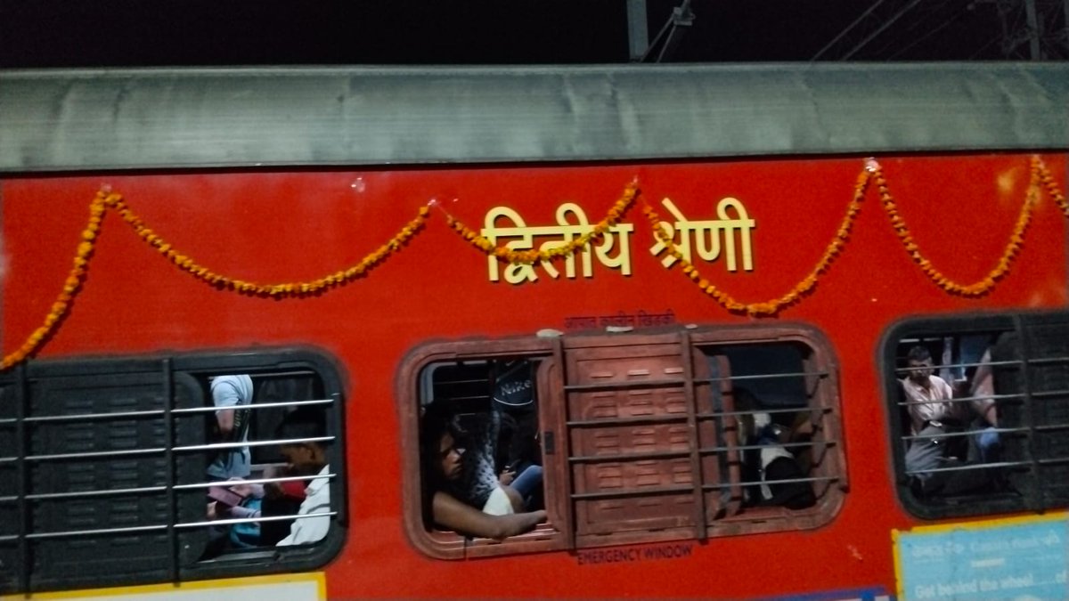 RailwayNorthern's tweet photo. लखनऊ मेल की घर वापसी पर स्वागत !

100 साल पुरानी लखनऊ मेल ( ट्रेन न. 12229/12230 ) अपने पुराने ओरिजिन लखनऊ चारबाग स्टेशन से दिनांक 15.08.2024 को सज धज के चली।

रेलयात्रियों ने रेलवे को धन्यवाद करते हुए अपनी ख़ुशी जाहिर की ।

#LucknowMail @RailMinIndia https://t.co/nvOTtKnRiX