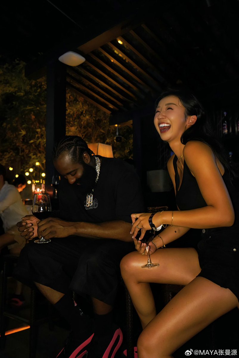 虽然这么说不尊重人家！
但每次看到这女主持和高大壮实的黑人球员同框，都会幻想她作为女主出现在B厂作品的画面😂