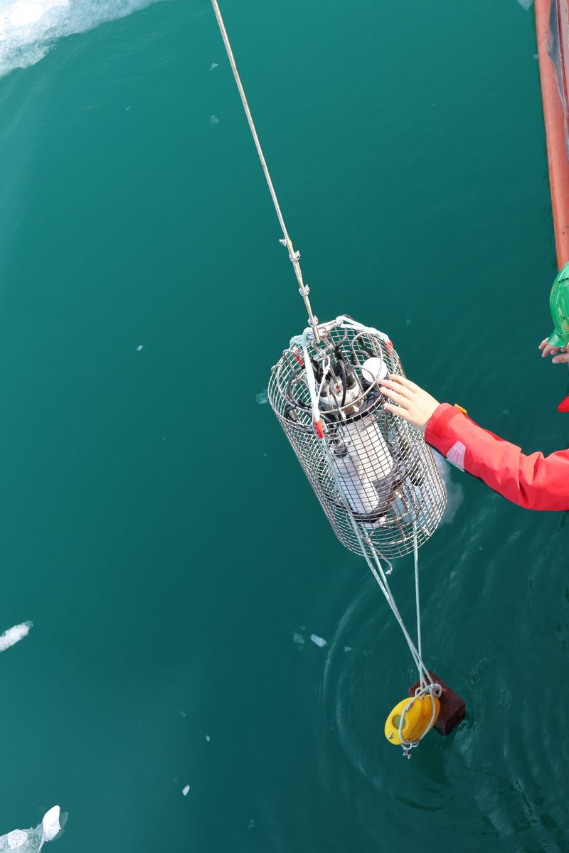 And here is the ‘starboard’, the right hand side of a boat. This side is used to deploy small equipment such as CTD sensors. <a href="/ElhuyarZientzia/">Elhuyar Zientzia</a> @iste_unil <a href="/epflENAC/">EPFL-ENAC</a> <a href="/snsf_ch/">Swiss National Science Foundation</a> @swisspolar <a href="/TOSOceanography/">Oceanography Society</a> @_oceanography @unoceandecade