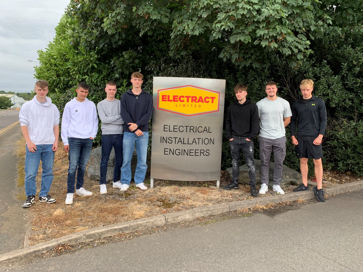 Electract welcomes the latest cohort of 7 Apprentices.
Our company has a long history of training apprentices, and we are proud to continue this tradition.
Congratulations to the new apprentices, and we look forward to seeing your growth and development throughout the program!