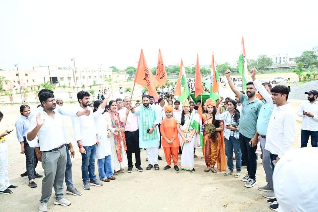 जयपुर प्रांत में अभाविप सीकर नगर इकाई द्वारा 78वें #स्वतंत्रता_दिवस के अवसर पर "भव्य तिरंगा यात्रा" का आयोजन किया गया जिसमें अभाविप जयपुर प्रांत संगठन मंत्री श्री <a href="/PuranShahpura/">Puran Singh Shahpura</a> विशेष रूप से उपस्थित रहे।

#IndependenceDay2024