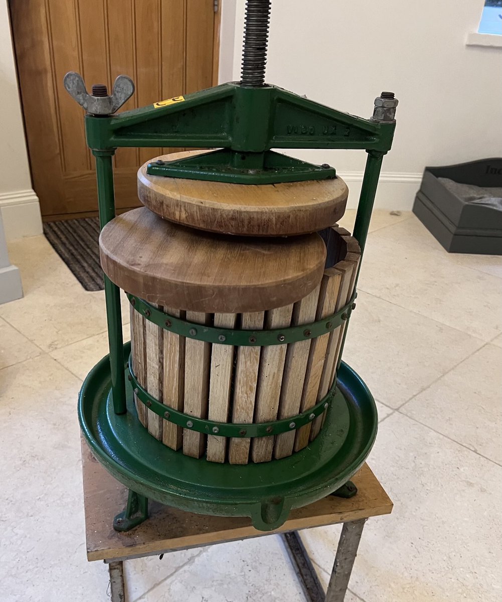 GardenerFliss's tweet photo. First go at apple pressing, any tips gratefully received #applefarming @HughFW #goodfood #homeproduce @RecipesIdeas #cider https://t.co/6LJTkLVVNq