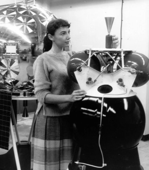 loretahur's tweet photo. #TalDíaComoHoy en 1933 nace Judith Love Cohen, ingeniera aeroespacial que ayudó a traer de vuelta el Apolo 13 al escribir el código que servía para abortar la misión en caso de incidentes imprevistos. Escribió las últimas líneas el día del parto de su hijo, el actor Jack Black. https://t.co/VG2PV53cEE