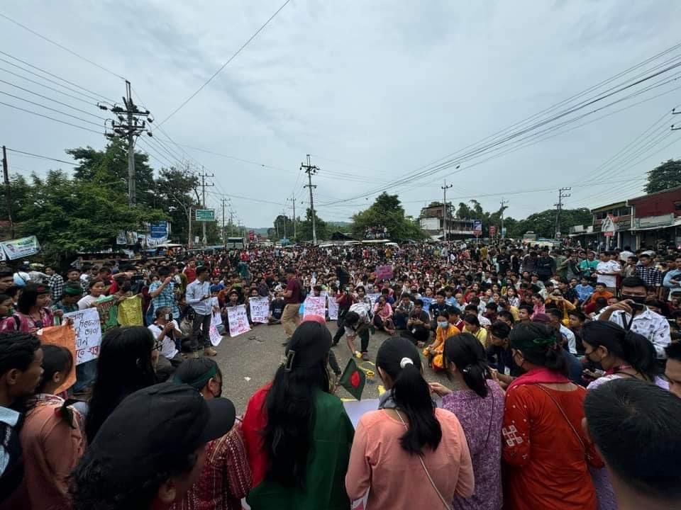 Thousands of students protest  against remove graphitis from walls at CHT. 4G internet is slowdown. How new interim government ensure equality in Bangladesh? 
photo: Copied