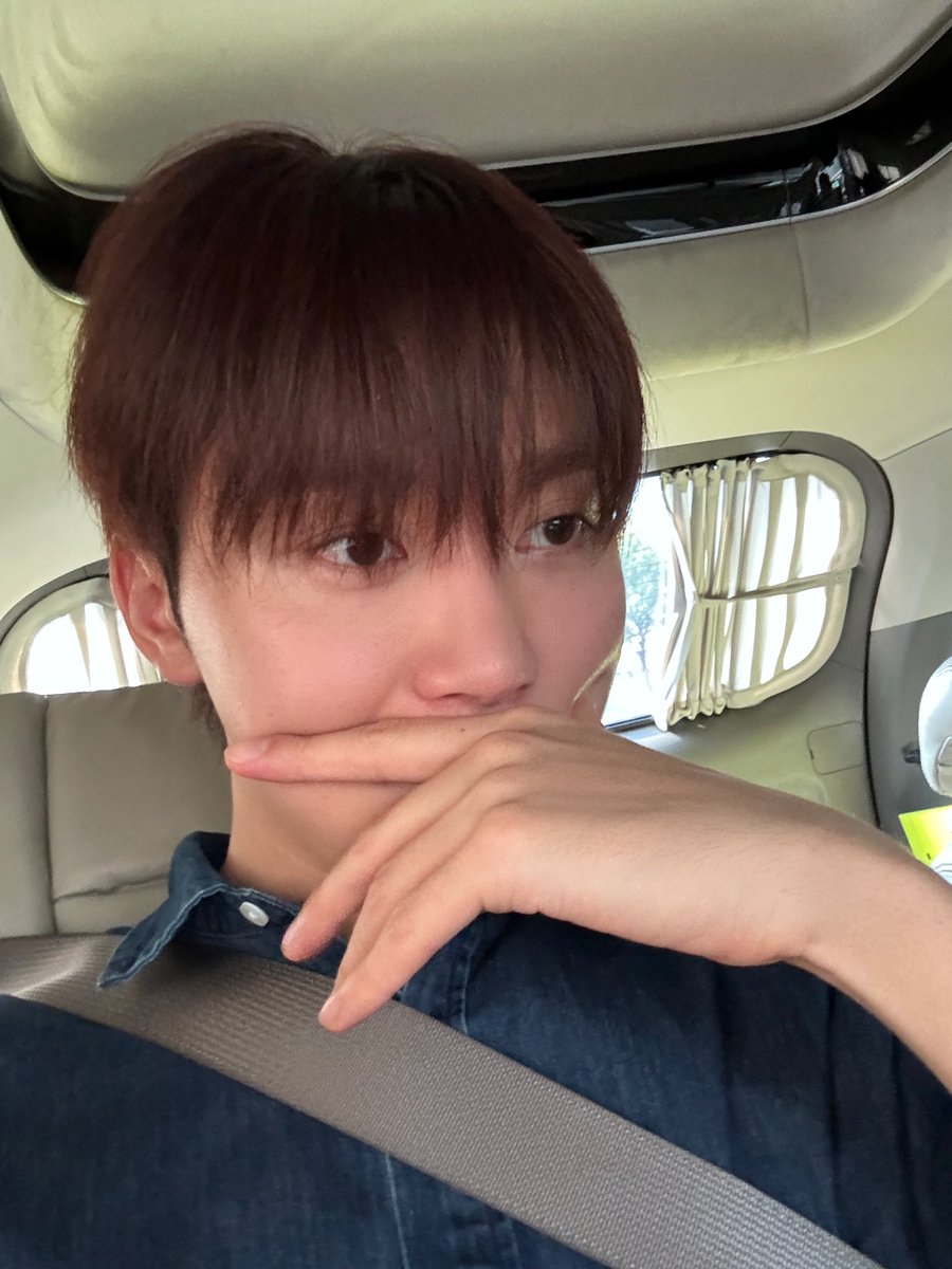 svt_verse's tweet photo. [#승관 🌟 240816] 4:24 PM KST

#SEUNGKWAN: I got surprised while taking selfies
I’m sorry I got tanned/sunburnt, CARATs😇
I should diligently apply more
Forest sunscreen, sun cushion, sun stick☀️🍊
Fighting for today too💛 

(1/2)

@pledis_17 #SEVENTEEN #세븐틴 https://t.co/QE0ztFF9SS
