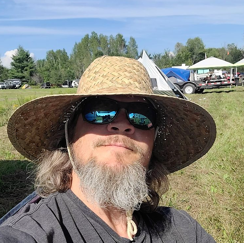 rocketman2001's tweet photo. Found him 3 years ago!!! Still waiting for the FBI to pick him up. Might be on the lamb since he absconded from probation in 2022. A partial list of his past crimes: sex offender, resisting police, assault with dangerous weapon, domestic violence... #ShadeScreamer #FBI372 #Jan6 https://t.co/HccCFRjE7L