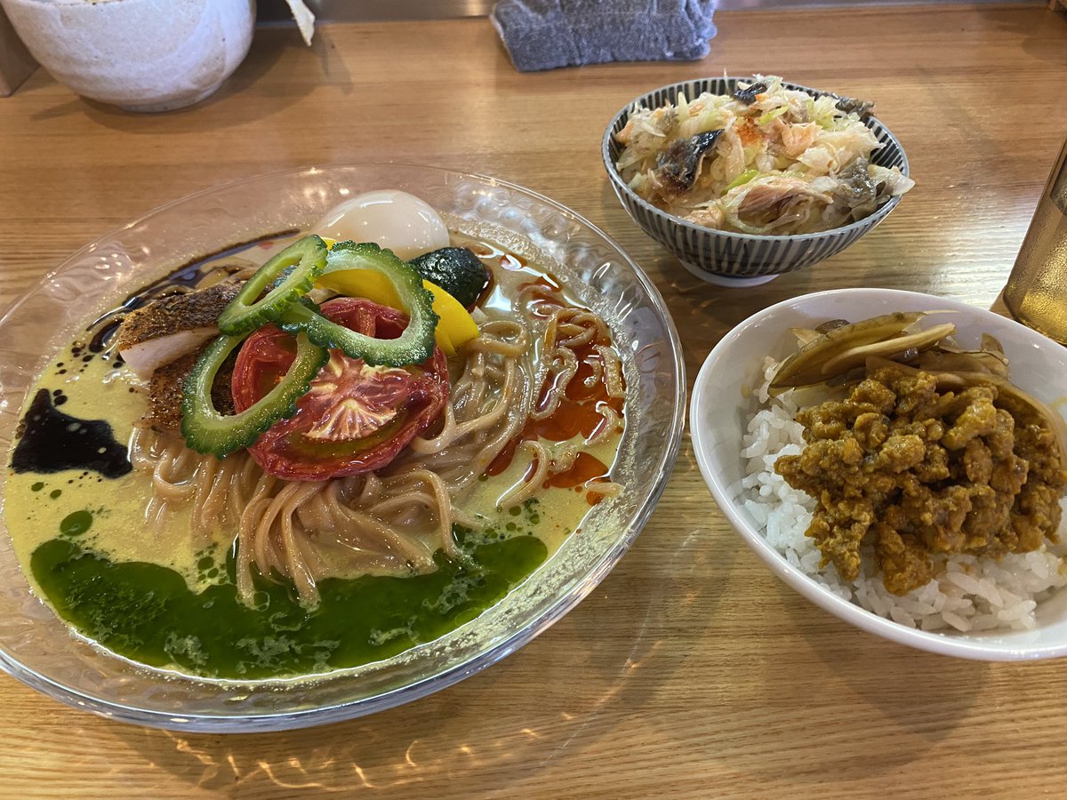 Liri1022's tweet photo. 麺㐂色
冷やしカレーそば
今年も食べれて幸せ😋
左の黒いところから緑→赤の順に食べるのがお勧めと言われるんですが、
全部混ぜて食べるのが好き😊
#麺㐂色　#ラーメン https://t.co/lYP0EebPTF