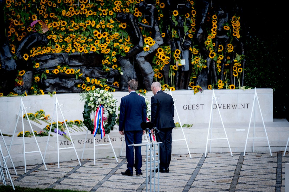 Eerste Kamer der Staten-Generaal (@eerstekamer) on Twitter photo Op 15 augustus werden bij het Indisch Monument in Den Haag de slachtoffers van de oorlog tegen Japan en de bezetting van Nederlands-Indië herdacht. Eerste Kamer voorzitter <a href="/Jan_Anthonie/">Jan Anthonie Bruijn</a> Bruijn en Tweede Kamervoorzitter Martin Bosma legden namens de Staten-Generaal een krans. Op 15 augustus werden bij het Indisch Monument in Den Haag de slachtoffers van de oorlog tegen Japan en de bezetting van Nederlands-Indië herdacht. Eerste Kamer voorzitter <a href="/Jan_Anthonie/">Jan Anthonie Bruijn</a> Bruijn en Tweede Kamervoorzitter Martin Bosma legden namens de Staten-Generaal een krans.