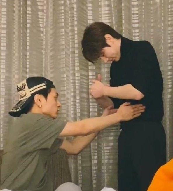 hooneysteak's tweet photo. 🖤: smaller than a dumbbell (♡'s waist) https://t.co/lu7ljEdGqh