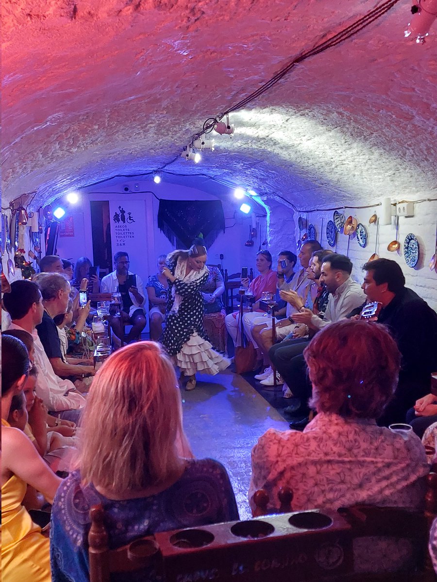 Agosto ¿con o sin flamenco? Nosotros preferimos con flamenco 😜
Descubre #Granada con experiencias
Organizamos tu visita para que no te pierdas nada
ℹ️guiasdearte.com 
📧info@guiasdearte.com