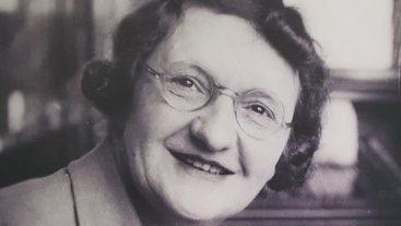 Generous with her time, especially with young researchers, 'Madam Dragonfly' Cynthia Longfield (b. #OTD 1896) travelled extensively throughout the world, always with net in hand. In 1983 she was made first fellow of the British Dragonfly Society. dib.ie/biography/long… #DIBLives