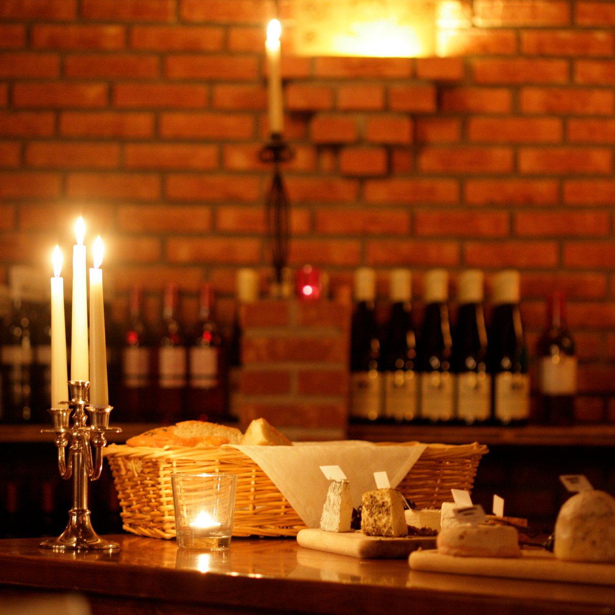 Weinkeller-Romantik 🍷

Unser Weinkeller bietet nicht nur eine vielfältige Auswahl an über 350 Weinen, sondern auch ein besonderes Ambiente für exklusive Aperitifs,  Abendessen oder genussvolle Weinproben.😊

DAS ERLEBNIS VILLA HAMMERSCHMIEDE – Eintreten und genießen…