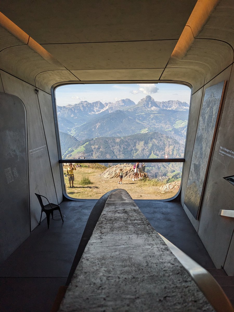 Une starchitecte pour un alpiniste star : le Messner Mountain Museum, accroché au sommet du Plan de Corones, dans le Sud-Tyrol. Consacré à l'alpinisme, c'est le 6e musée de la firme créée par Reinhold Messner. C'est aussi un des derniers projets de Zaha Hadid, inauguré en 2015.