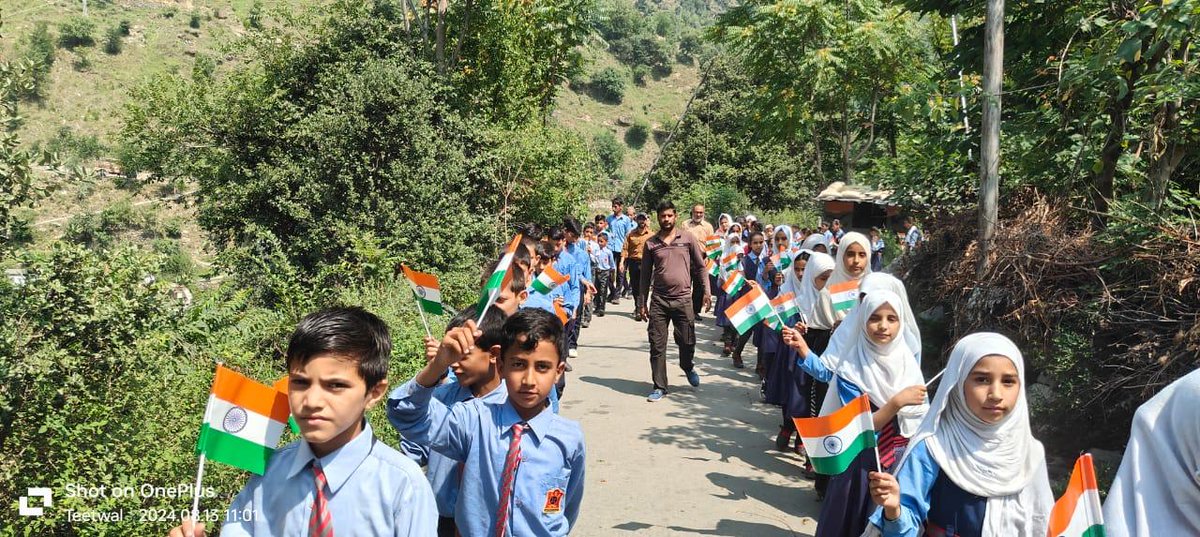terewalajaat's tweet photo. #IndianArmy organised #HarGharTiranga Rally from Army Goodwill School, Tithwal to Azmat-e-Hind Flag #Kupwara. 162 students, 15 teachers and 40 locals actively participated in the event.#dilematvi #justiceformoumitadebnath #MINGYUxCalvinKlein #민규_캘빈클라인 #KimPau #Kursk https://t.co/fcmvSFWFXh