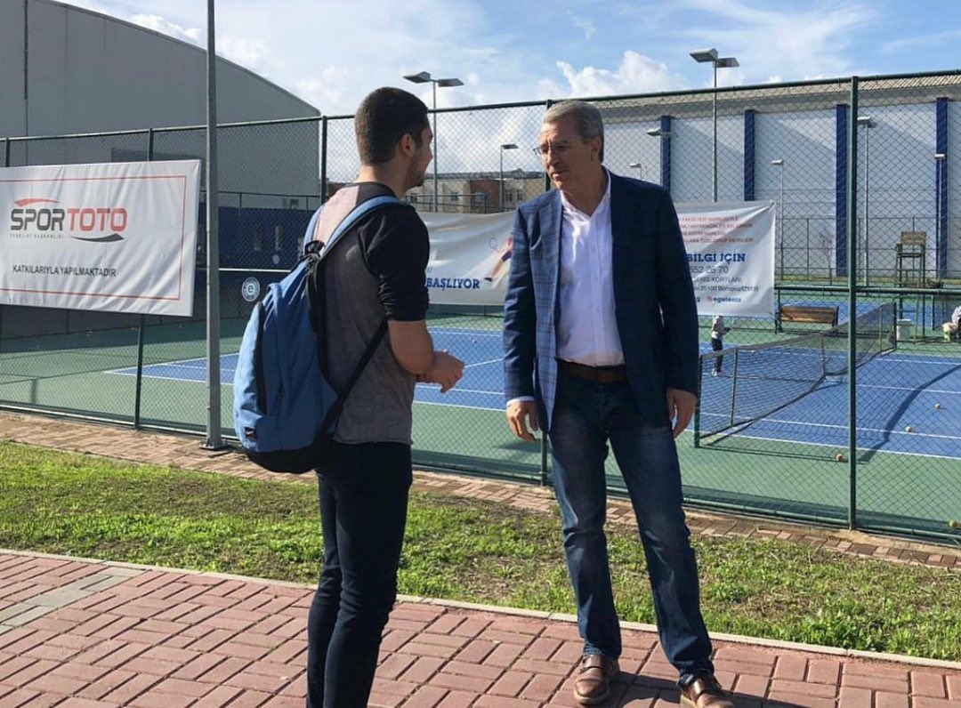 16 Eylül’e kadar sabredemeyen bir öğrencimiz “Canım çok sıkılıyor” diyerek erkenden kampüse geldi. Rektörümüz öğrenciyi ikna etmeye çalışıyor.