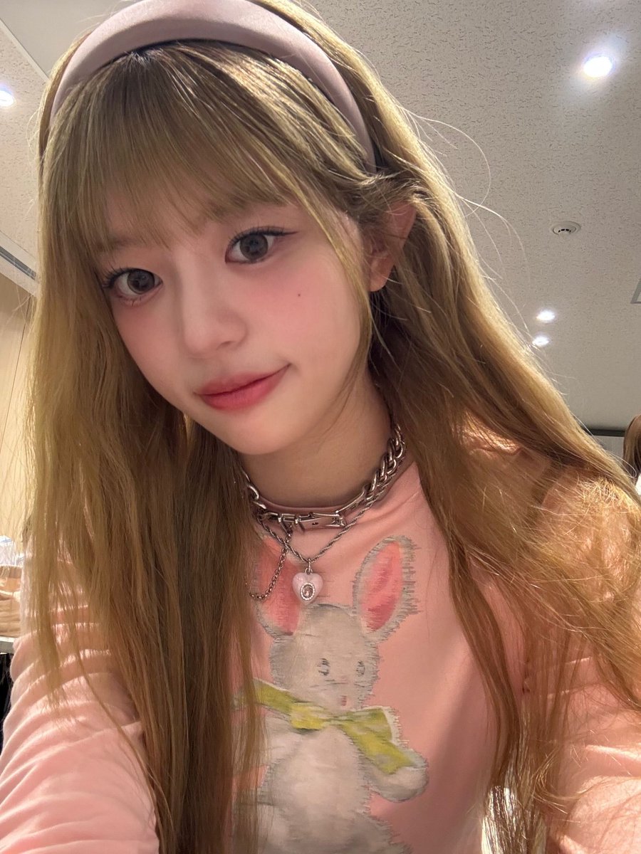 minjupalk's tweet photo. ⊂ ✶ ⊃     𝘀𝗲𝗿𝘃𝗶𝗻𝗴𝗹𝗼𝗼𝗸𝘀.𝗷𝗽𝗴     ❞   ／   ᕬ blonde hair girl with purple headband appeared on the music day, was so touched by the cheering and so happy to show the performance 🧁₊𓍢ִ໋˖ https://t.co/rs55JbJjgu