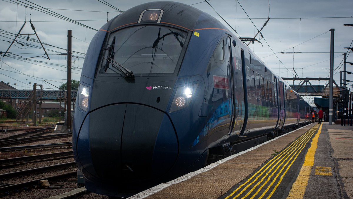 AviationZc's tweet image. 802304 (William Wilberforce) stands at Doncaster&apos;s platform 3 ready to operate a service down to the Cross!

802304 is one of 5 state of the art Class 802 units that is operated by @Hull_Trains 

#HullTrains #Paragon #Class802 #Hitachi