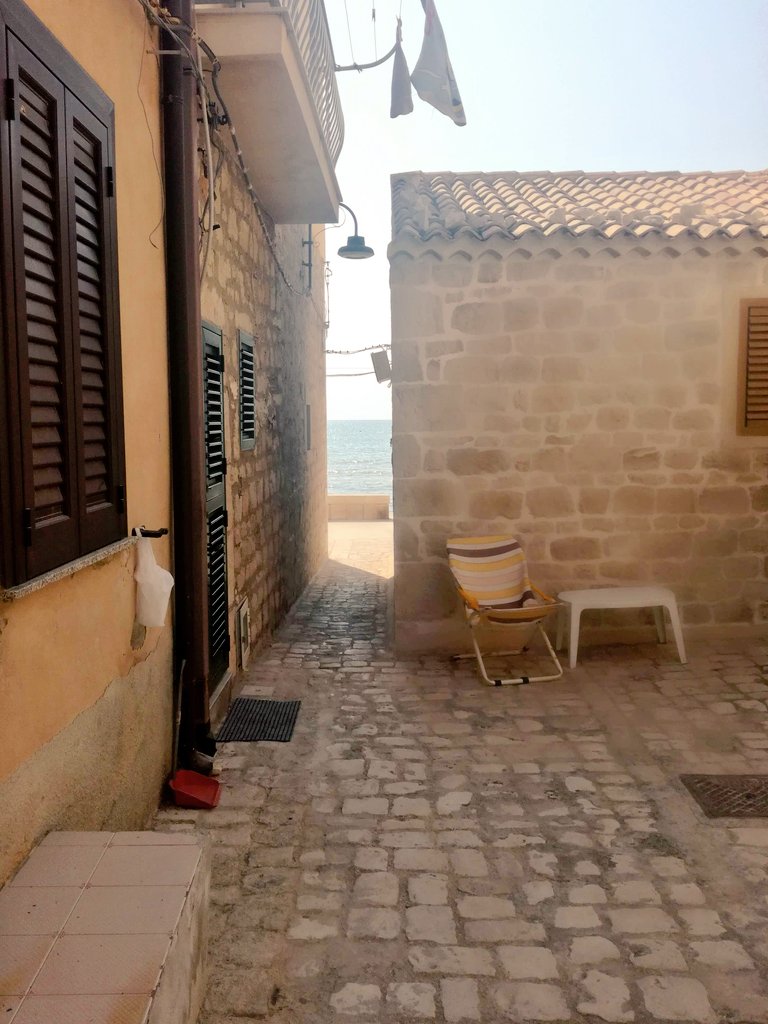 Certe volte per raggiungere la meraviglia occorre passare da strettoie obbligatorie...
Venerdì d'agosto