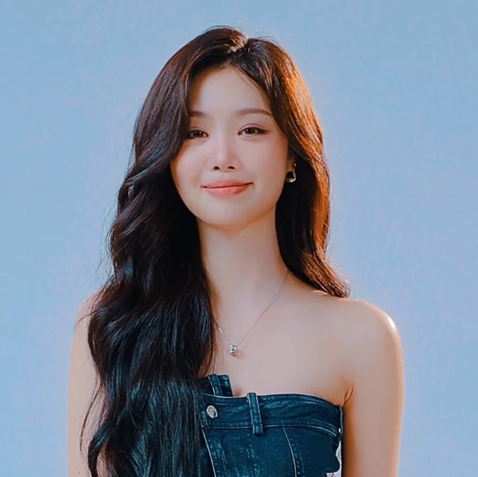 jingeurideul's tweet photo. soojin's smiley gaze never fails to capture my heart https://t.co/4x2vJc3SvG