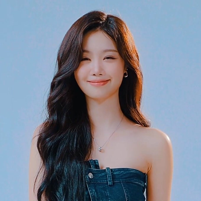 jingeurideul's tweet photo. soojin's smiley gaze never fails to capture my heart https://t.co/4x2vJc3SvG
