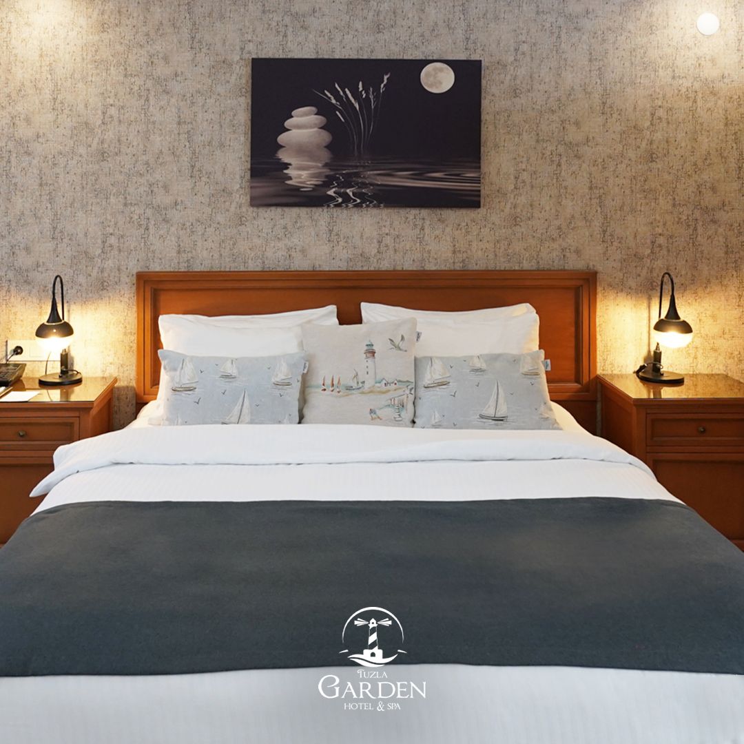 Tuzla Garden Hotel'de her oda, size eşsiz bir konfor sunuyor. 
Zarif tasarımlar ve özenle seçilmiş detaylarla huzurlu bir konaklama deneyimi yaşayın. 🌿✨

Detaylı bilgi ve rezervasyon için;

📞 0 216 446 00 13 - 14
📍 Cami Mahallesi Galipağa Sokak No: 22 Tuzla - İSTANBUL