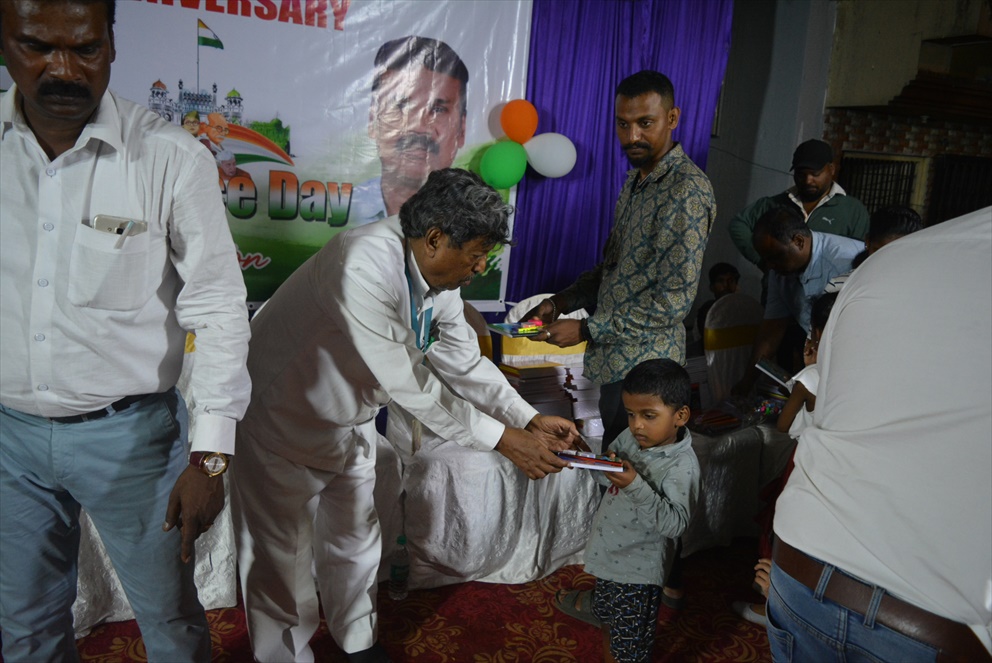 mightygrace08's tweet photo. On this special day India #IndependenceDay2024, we distributed #notebooks &amp; Stationary to #underprivileged children, helping them take a step closer to a brighter future. Together, let's build a nation where #education is a right for all!

#IndependenceDay2024 #givingback https://t.co/1NAwLRSFvw