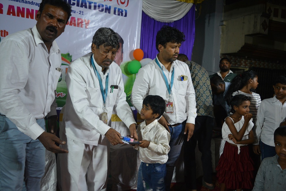 mightygrace08's tweet photo. On this special day India #IndependenceDay2024, we distributed #notebooks &amp; Stationary to #underprivileged children, helping them take a step closer to a brighter future. Together, let's build a nation where #education is a right for all!

#IndependenceDay2024 #givingback https://t.co/1NAwLRSFvw
