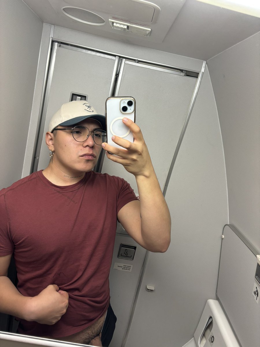 Chienne2410's tweet photo. Me puse bien caliente en el vuelo🤤
Lastima que no encontré quien me deslechara🥺 https://t.co/Pj369ip1ls
