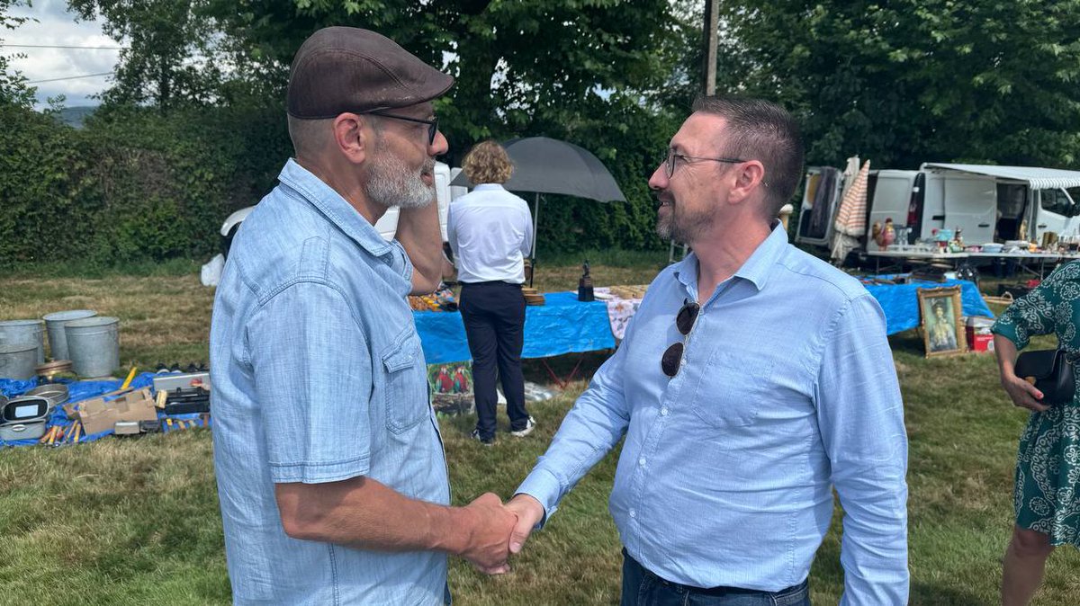 A_Dutremble's tweet photo. 🔵 À la rencontre des habitants de la circonscription sur le vide-grenier traditionnel et le marché des producteurs locaux du 15 août à Mesvres. 

🤝 Les membres du Club de pétanque ont de nouveau réalisé avec succès ce bel événement chaleureux et populaire, bravo à eux ! https://t.co/SgGFNSGSP5