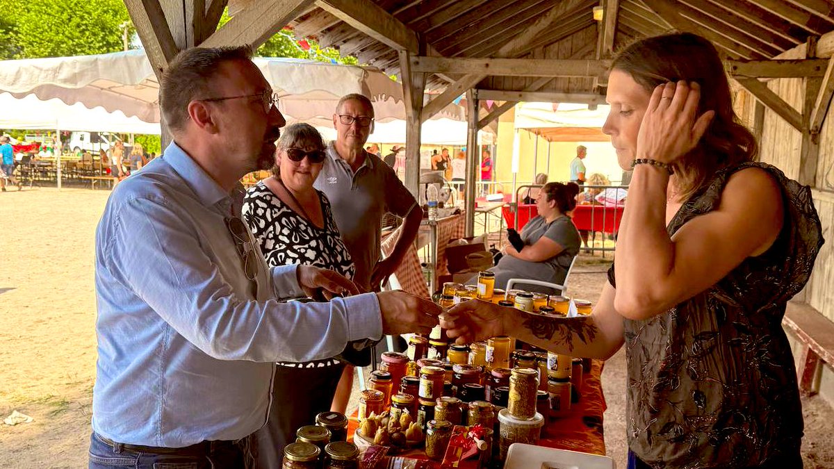 A_Dutremble's tweet photo. 🔵 À la rencontre des habitants de la circonscription sur le vide-grenier traditionnel et le marché des producteurs locaux du 15 août à Mesvres. 

🤝 Les membres du Club de pétanque ont de nouveau réalisé avec succès ce bel événement chaleureux et populaire, bravo à eux ! https://t.co/SgGFNSGSP5