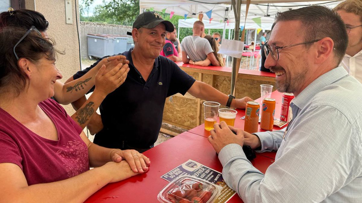 A_Dutremble's tweet photo. 🔵 À la rencontre des habitants de la circonscription sur le vide-grenier traditionnel et le marché des producteurs locaux du 15 août à Mesvres. 

🤝 Les membres du Club de pétanque ont de nouveau réalisé avec succès ce bel événement chaleureux et populaire, bravo à eux ! https://t.co/SgGFNSGSP5