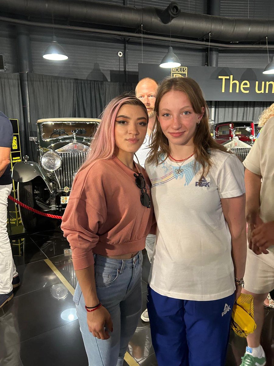 fangymnastics's tweet image. Ana Bărbosu and Mihaela Cambei (🥈in weightlifting) to receive their prize (a €50k Electric car) from Mr. Ion Țiriac.

📷 Ingrid Istrate

#AnaBarbosu #gymnastics #teamRomania #Paris2024