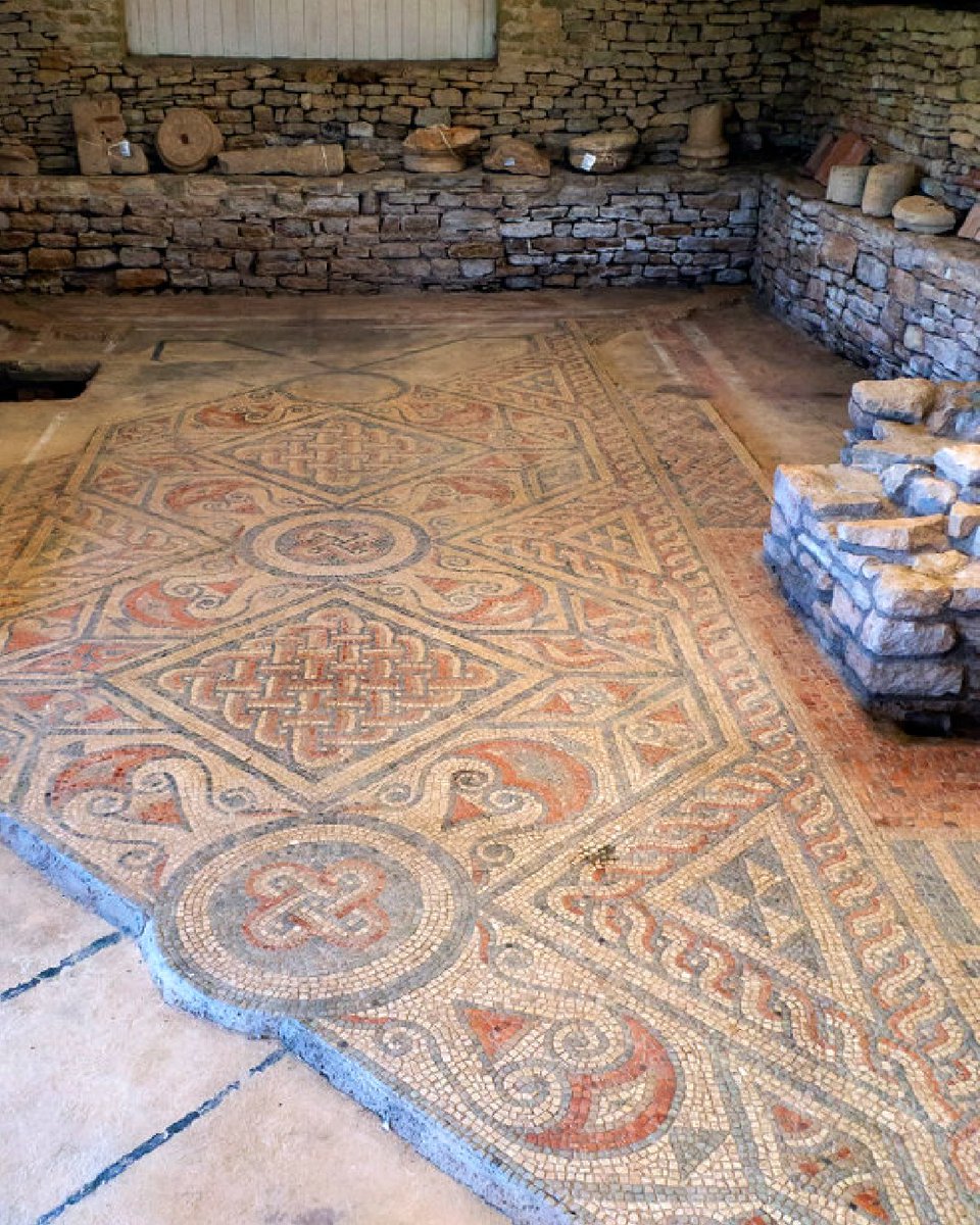 EnglishHeritage's tweet photo. If these tiles could talk...🧱

This remarkable mosaic is part of the Roman courtyard villa that remains at North Leigh. In it's heyday (the 4th century), there would have been 16 mosaic floors - and underground heating! 😍

📍 Witney, Oxfordshire https://t.co/y7GFpQuQc3